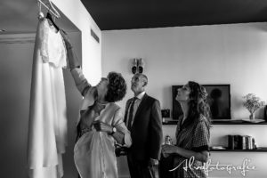 Bruiloft Maren en Tim Alvafotografie aankleedmoment bruid met ouders