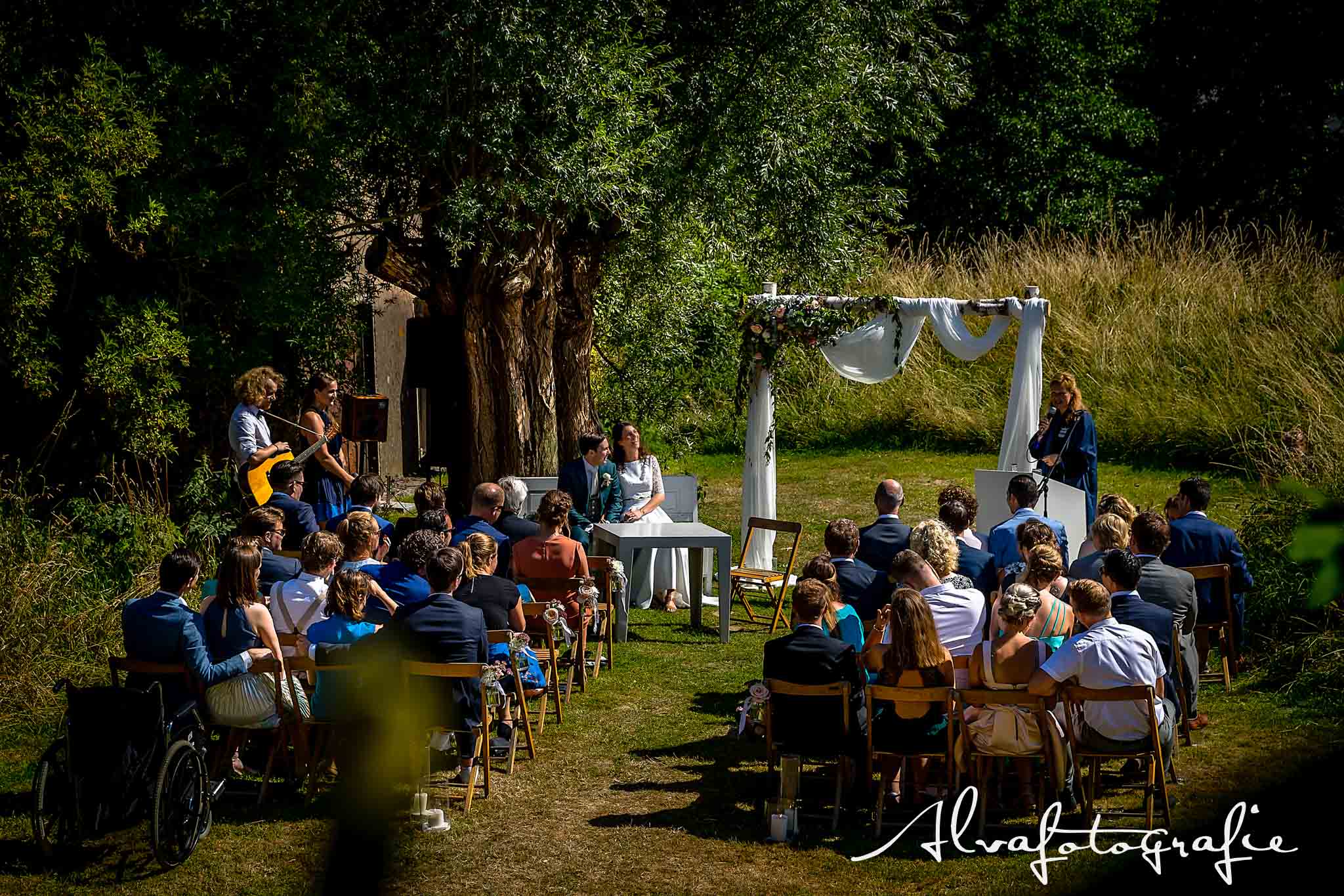 Bruiloft Maren en Tim Alvafotografie ceremoniesetting met gasten