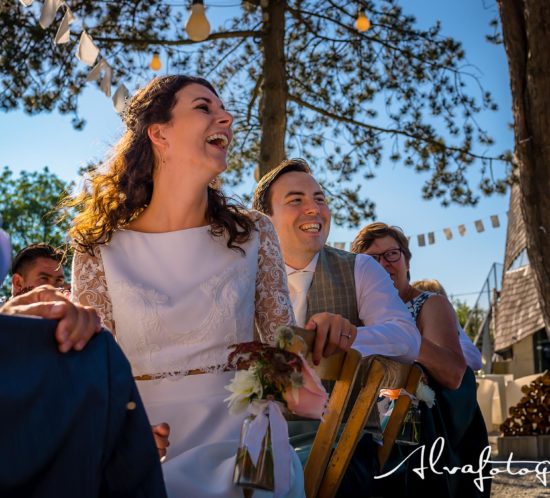 Bruiloft Maren en Tim Alvafotografie bruidpaar lacht om toespraak