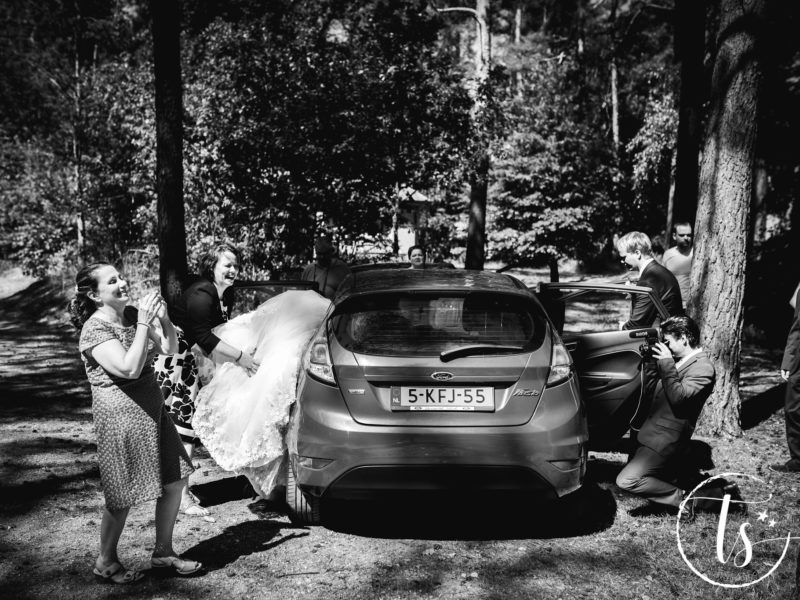 Jurk van de bruid wordt in de auto gepropt, Bruiloft Kim en Ronald, foto Two Sparkle Photography