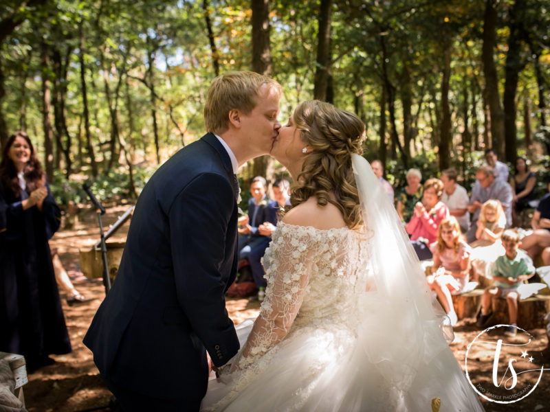 Bruidspaar kust elkaar na het ja-woord, Bruiloft Kim en Ronald, foto Two Sparkle Photography
