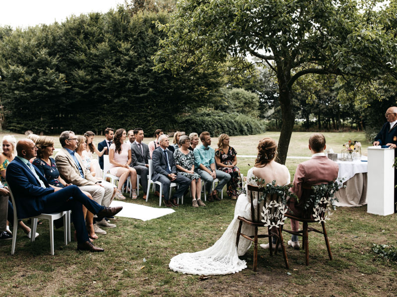 Ceremonie met gasten en bruidspaar