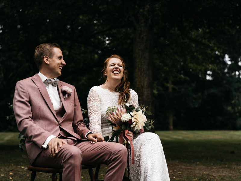 Bruidspaar lacht tijdens ceremonie