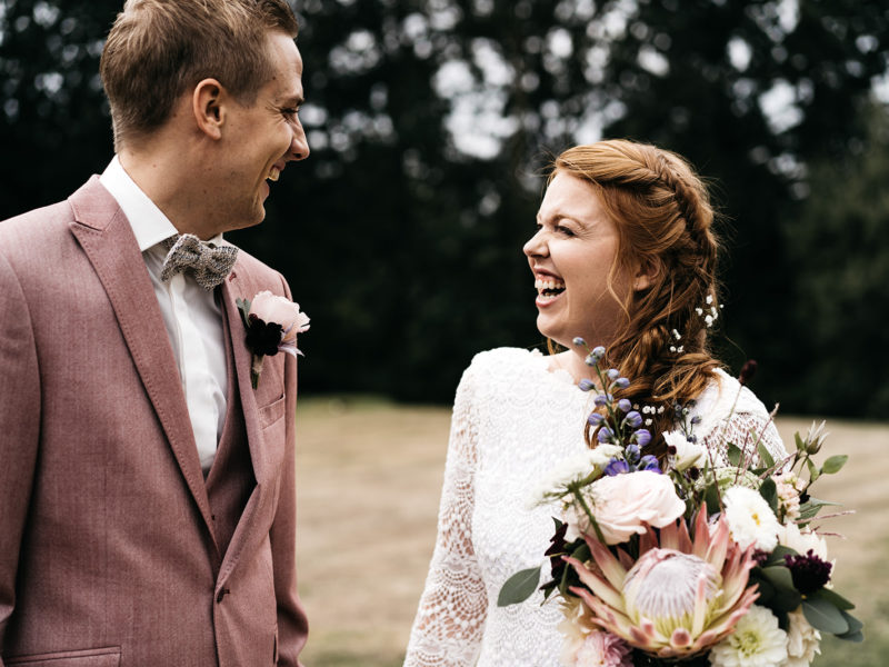 Bruid en bruidegom lachen heel hard