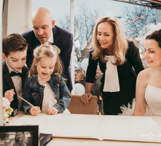 Bruidskinderen tekenen akte met Angela Groothuizen fotograag D-eYe photography