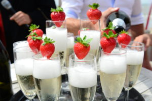 Champagne met aardbei bruiloft foto Lisette Schoo fotografie