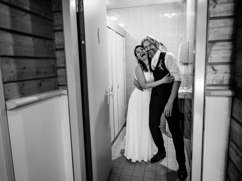 Bruidspaar op toilet bij Stayokay Gorssel Foto Eline Bon Fotografie