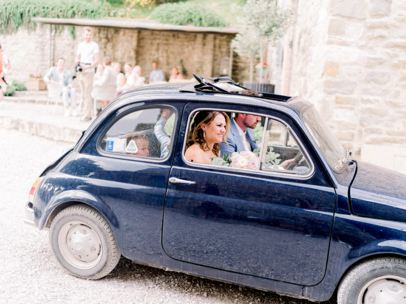 Bruid en bruidegom in Fiat 500 in Italië. Foto: Jessica Photography