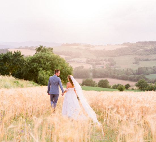 Bruidspaar in graanveld Italië. Foto: Jessica Photography