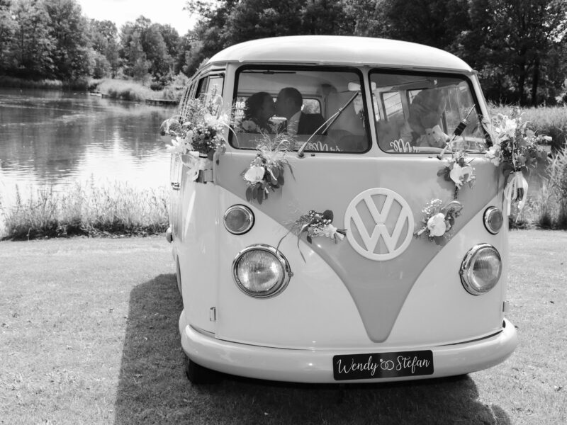 VW busje met bruidspaar. Foto José Noordman